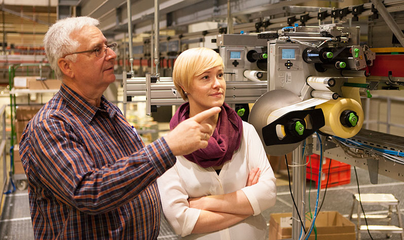 CAB即時打印貼標系統進行危險品標簽貼標作業